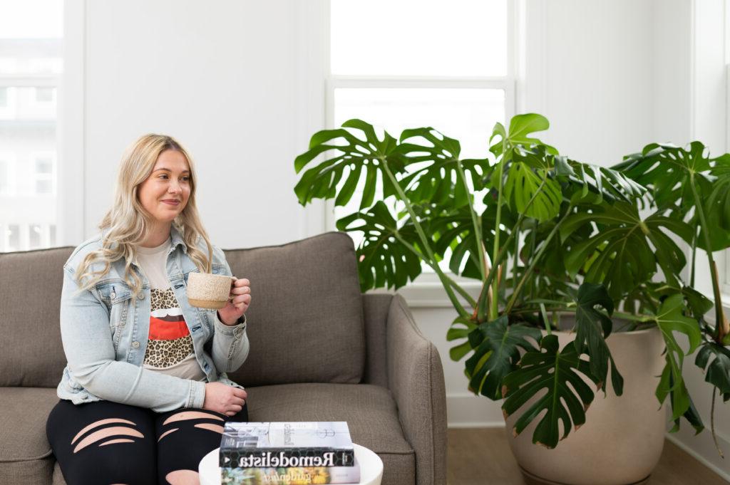 澳洲幸运10正规官网开奖平台在沙发上喝咖啡