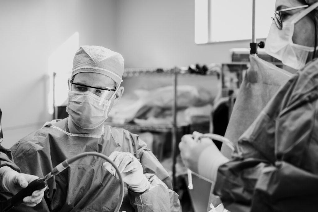 Dr. 唐纳森正在做抽脂手术